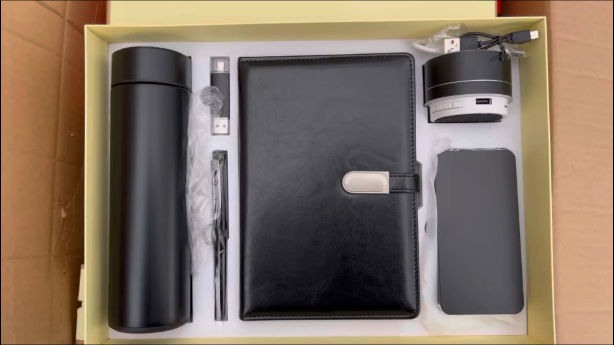 Customized Promotional Corporate Executive Gift A5 Notebook&pen&USB Flash Drive&thermos&speaker&power Bank Set Business Gift Set 2