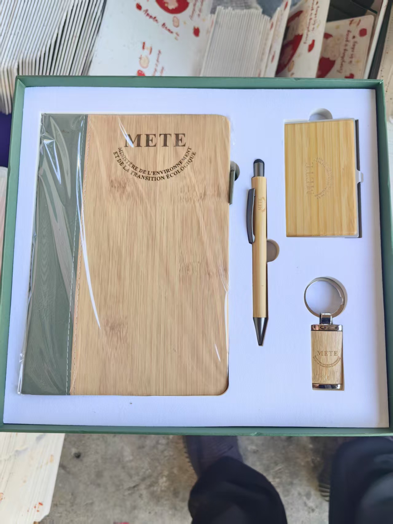 2026 Wooden Notebook ETC Gifts Customizable Logo Business A5 Bamboo Notebook with Pen Keychain Card Holder Corporate Gift Set 2